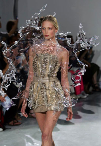 Iris Van Herpen--����͸�Ӱ׹Ǿ�