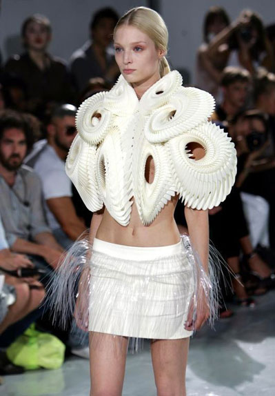 Iris Van Herpen--����͸�Ӱ׹Ǿ�