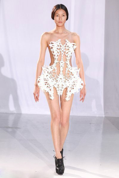 Iris Van Herpen--����͸�Ӱ׹Ǿ�