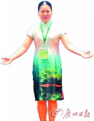 女市长将当地风景画作旗袍穿在身 争夺三亿旅游基金