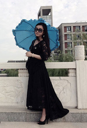 �Ͼ���ѧ������Ů���ߺ�