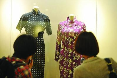 宋美龄两件旗袍展出 晚年穿衣不爱华丽爱素雅