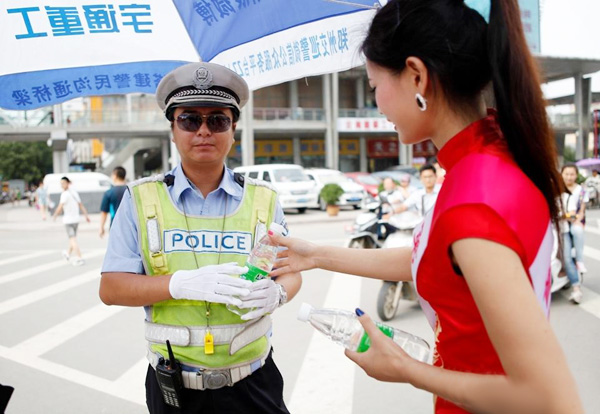 郑州旗袍美女上街举牌 倡导文明出行拒绝酒驾