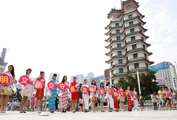 郑州旗袍美女上街举牌 倡导文明出行拒绝酒驾