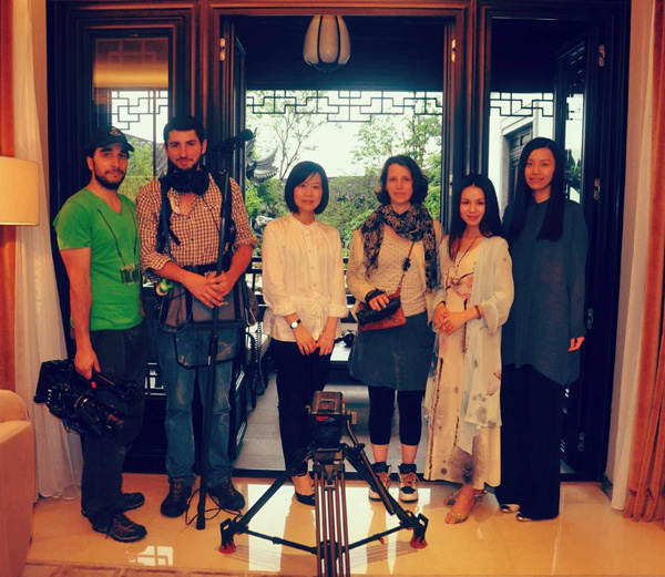 戛纳电影节参展影片工作人员携手云水依相聚桃花源工作室