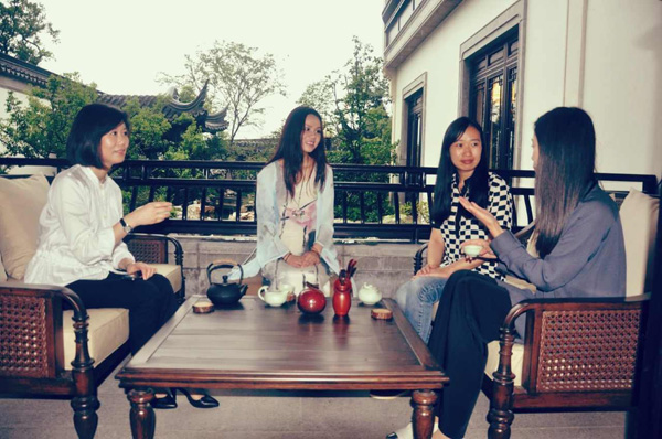 戛纳电影节参展影片工作人员携手云水依相聚桃花源工作室