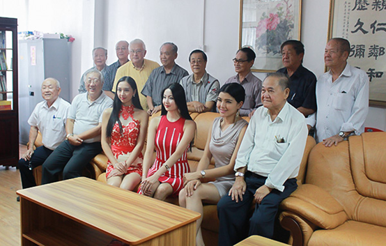 国际小姐Miss China代表旗袍现身 毛里求斯叙民族情