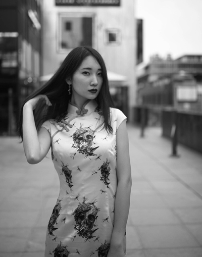 穿着旗袍去上班