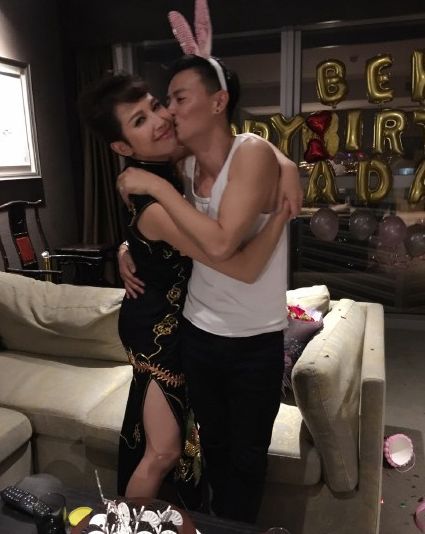 蔡少芬42岁生日穿旗袍 张晋惊喜办派对甜蜜献吻