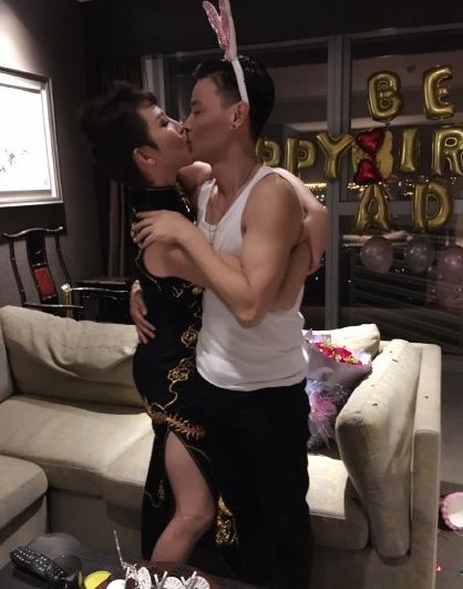 蔡少芬42岁生日穿旗袍 张晋惊喜办派对甜蜜献吻