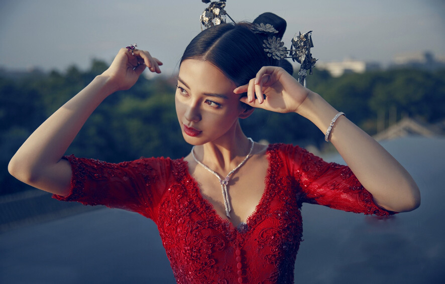 Angelababy古典婚纱大片曝光 妩媚性感