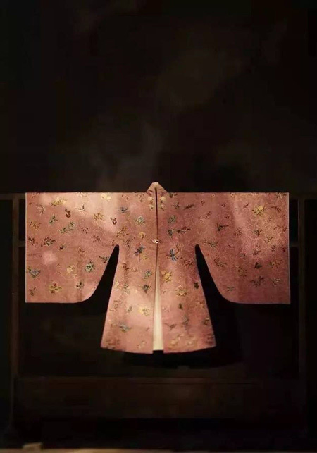 ���ح����������һ�����崩�����ϵ�����