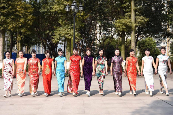 重庆6旬婆婆自制旗袍 公园里走秀争艳