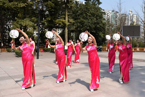 重庆6旬婆婆自制旗袍 公园里走秀争艳