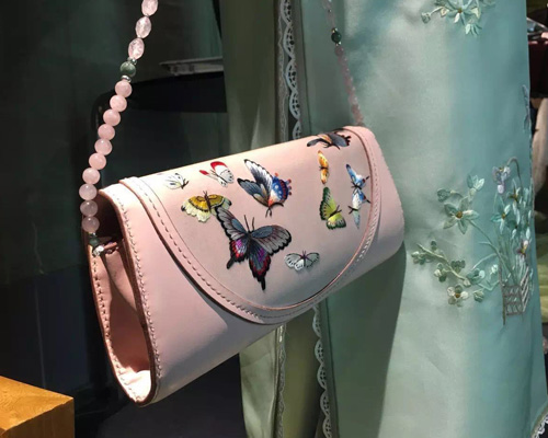 ���պ���װչʾ������ھ����� �������۴����й����βμ�