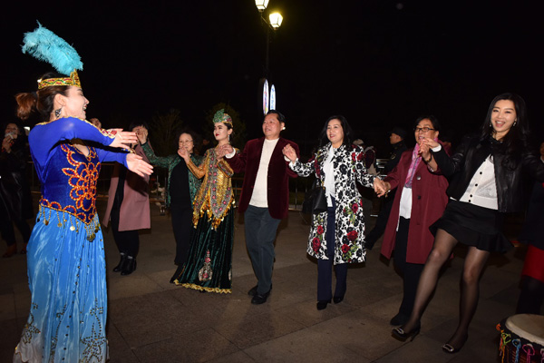 ��ҫ���� �������š����׽컷������Ů����̳�߹����Ͷ���Ů�ڵ�107��������ڽ��ճ���¡�ؾ���