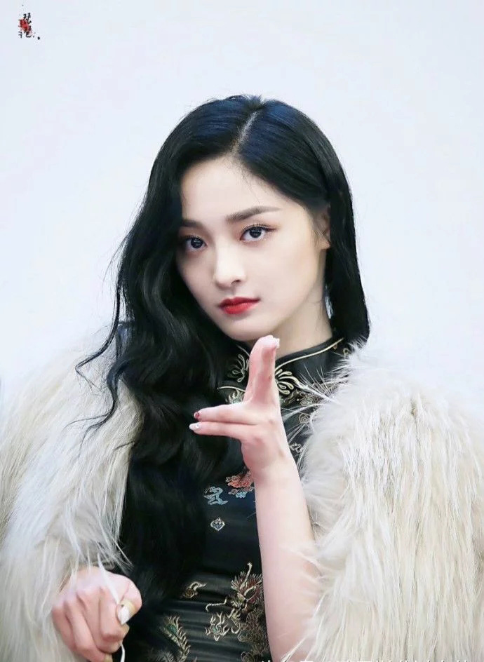 周洁琼中国风旗袍亮相签名会,散发着与众不同的光芒