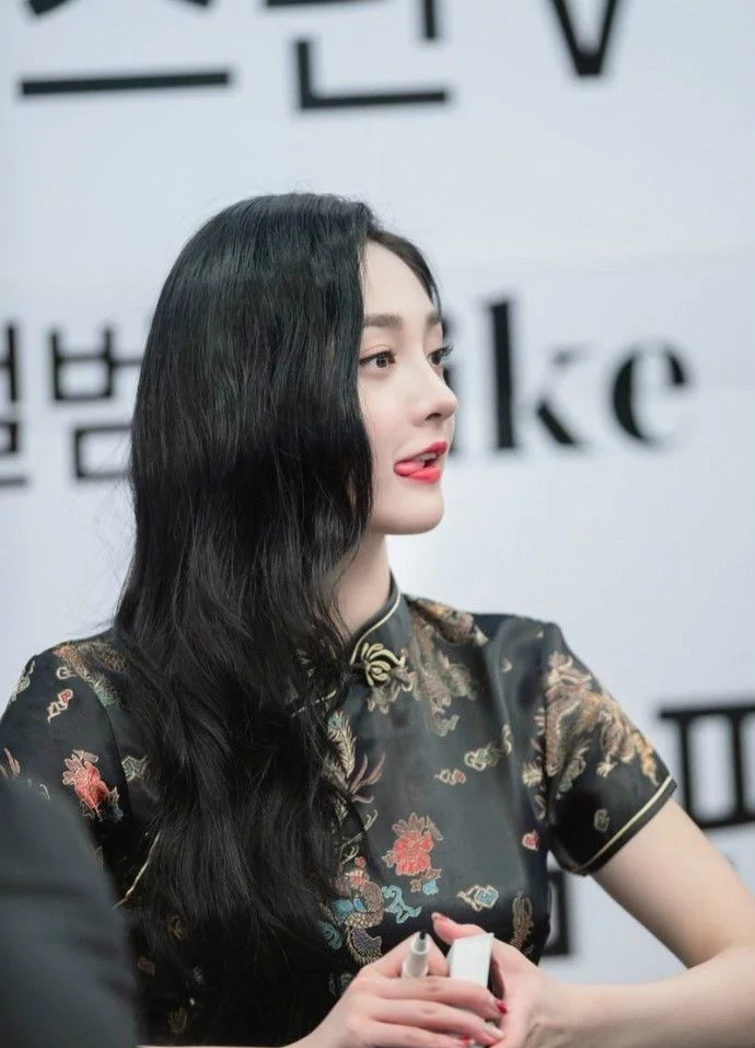 周洁琼中国风旗袍亮相签名会,散发着与众不同的光芒