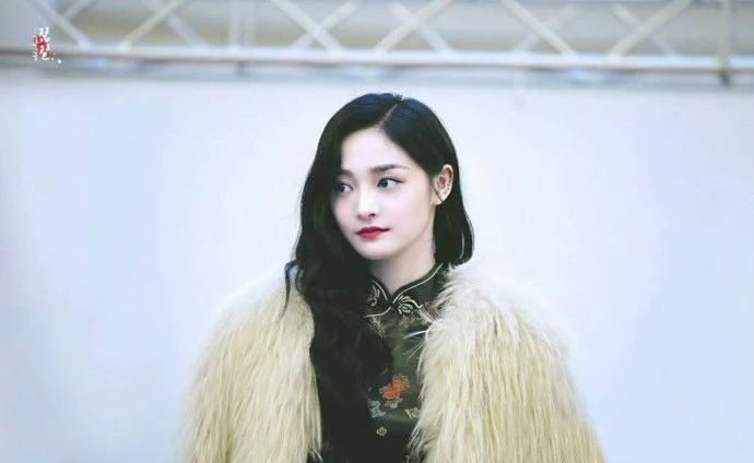 周洁琼中国风旗袍亮相签名会,散发着与众不同的光芒