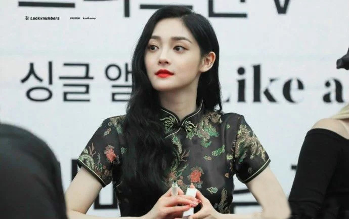 周洁琼中国风旗袍亮相签名会,散发着与众不同的光芒
