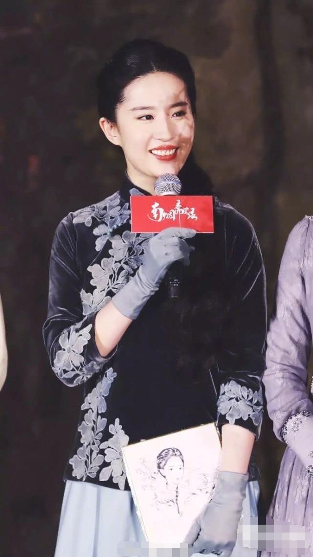 ������ի��¼�����������һ����ɫ�������ȹ��