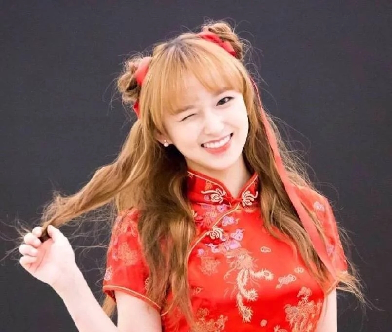 ���촩�ź�ɫ������һ��������һ������