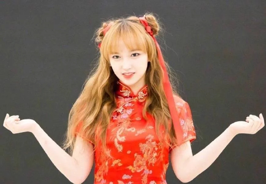���촩�ź�ɫ������һ��������һ������
