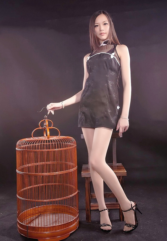 ������Ӱ:��ͷ�µĹ���װ������Ů