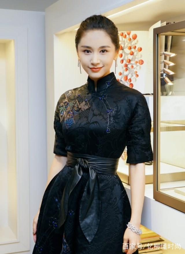 王子文为炫耀“芭比腰”,不惜用发带在旗袍上绑2圈,快勒断了!