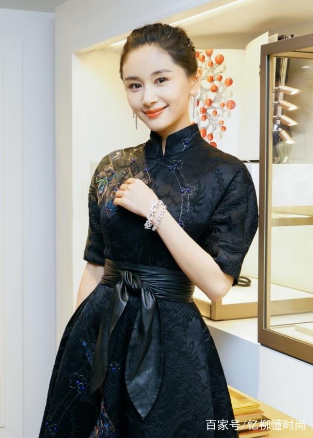 王子文为炫耀“芭比腰”,不惜用发带在旗袍上绑2圈,快勒断了!