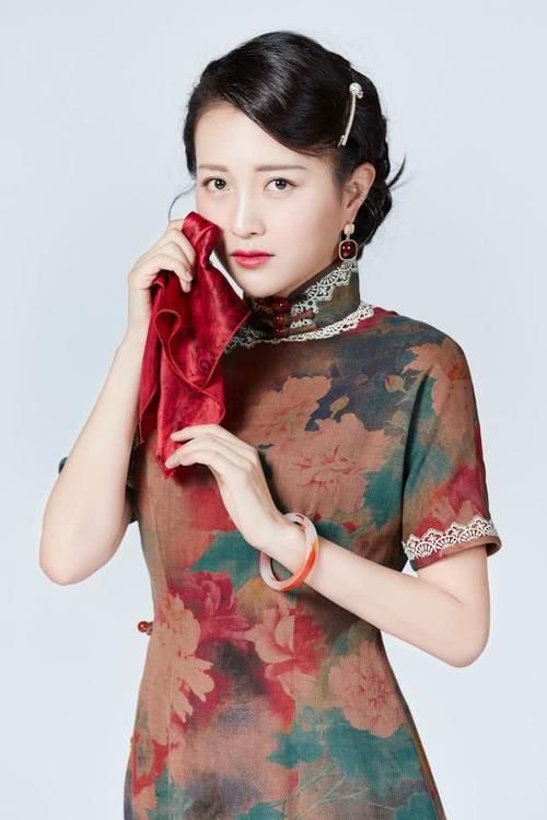 包文婧穿旗袍太迷人了! 只看一眼, 都让人难以忘怀!