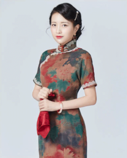 包文婧穿旗袍太迷人了! 只看一眼, 都让人难以忘怀!