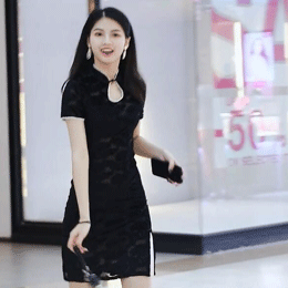 һ����ɫ����˿���ۣ�չ¶�ִ�����Ů�Ե��� 