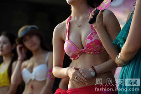 相亲会美女穿比基尼竞艳 引来网上骂声一片