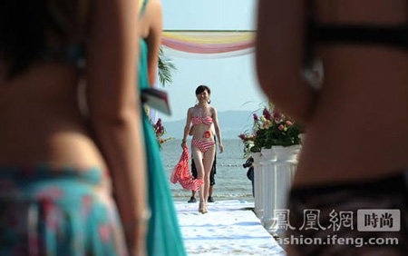 相亲会美女穿比基尼竞艳 引来网上骂声一片