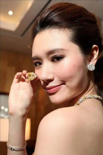 高贵典雅的诱人珠宝 在你身边