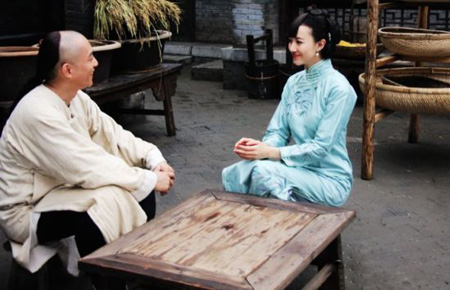 《小站风云》女主演复古旗袍显优雅