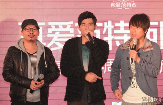 周杰伦亮相宣传KTV 与方文山互动破不和传闻