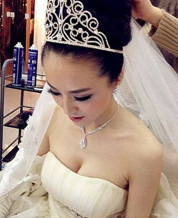 《非诚勿扰》伍娇结婚照曝光秀亲密