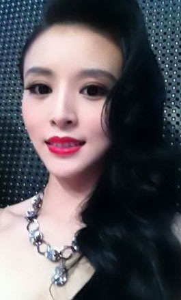 《非诚勿扰》伍娇结婚照曝光秀亲密