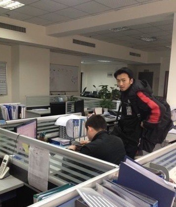 顺丰快递员长相酷似谢霆锋网络走红