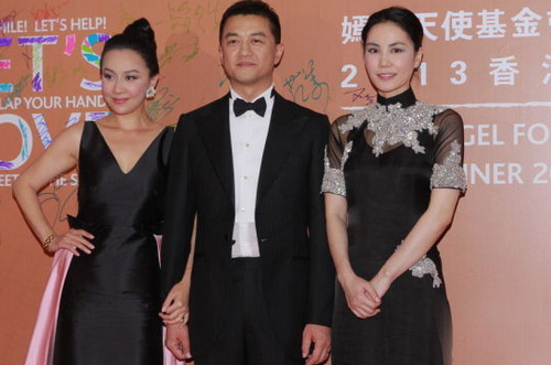 嫣然香港晚宴筹半亿善款 王菲复古旗袍装亮相