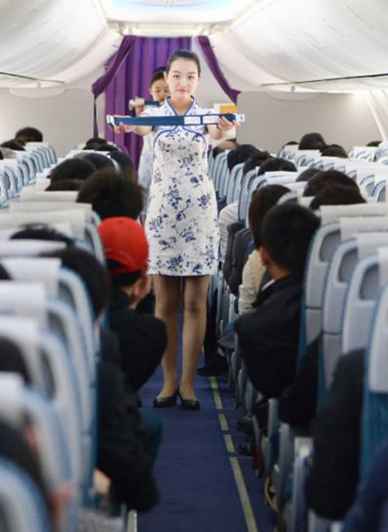 昆明至上海浦东航班首航空姐旗袍婉约亮相