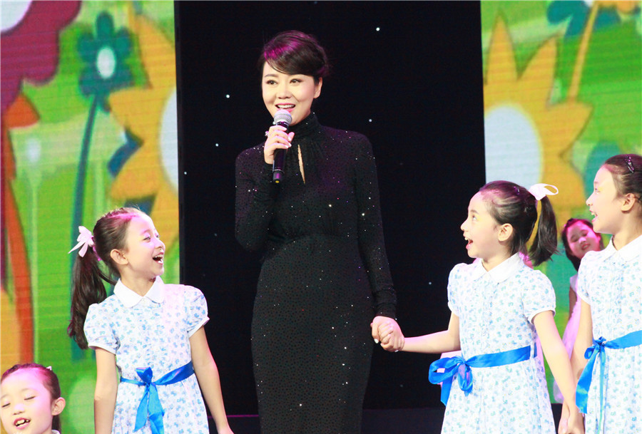 闫妮性感礼服秀美背 优雅妩媚吸睛无数