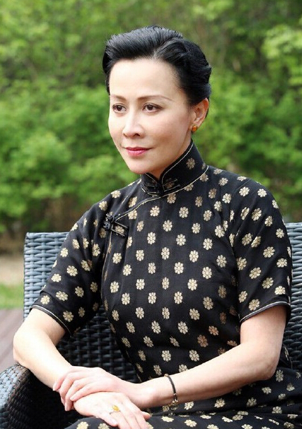 刘嘉玲晒旗袍美照 气质优雅温婉